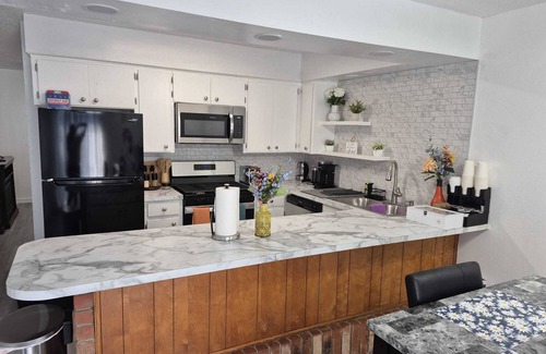 Tulsa Condo | Charming 2-bedroom condo in Tulsa. Close to YMCA, park, hospitals and highways!