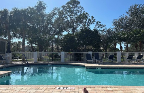Plantation Condo | Charming 2-bedroom condo with WiFi, AC in Beautiful Venice