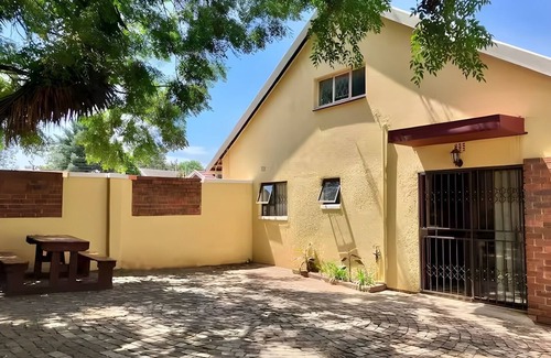 Greater Johannesburg Metropolitan Area Cottage | Charming 2-bedroom cottage in lovely Randburg with WiFi