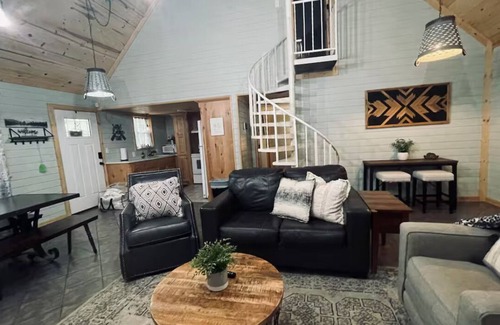 Cookson Cabin | Charming 2-bedroom cottage/cabin in serene Cookson, Ok right on Lake Tenkiller.