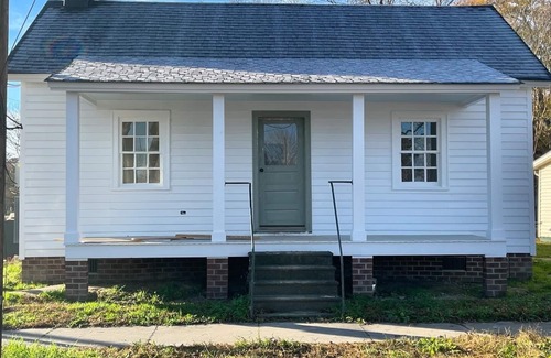 Edenton Cottage | Charming 2-bedroom cottage in Edenton. Near Cotton Mill Village. Downtown.