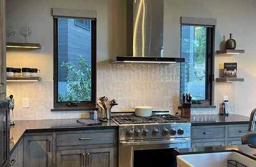 Truckee Cottage | Charming 2-bedroom cottage up against the forest in Schaffer's Mill