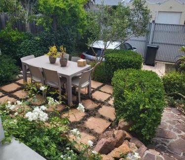 Sunnydale Apartment | Charming 2 Bedroom Cottage in Noordhoek surrounds