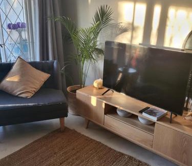 Sunnydale Apartment | Charming 2 Bedroom Cottage in Noordhoek surrounds