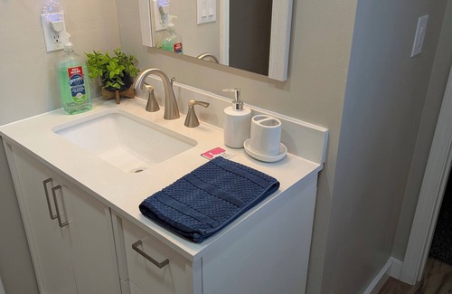 Camden Cottage | Charming 2-bedroom cottage with AC, WiFi in lovely Camden