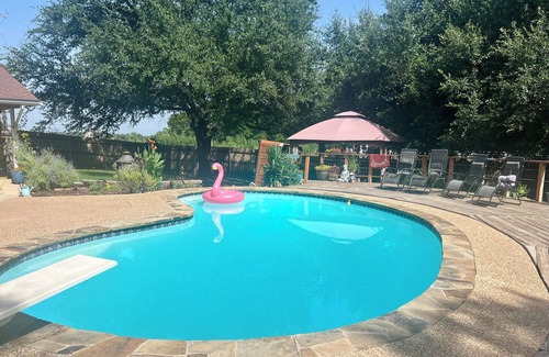 Hewitt Cottage | Charming 2-bedroom cottage with WiFi and AC in Hewitt & beautiful swimming pool