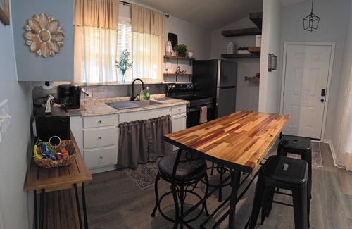 Molena Cottage | Charming 2-bedroom cottage in Molena Ga. Family & pet friendly.