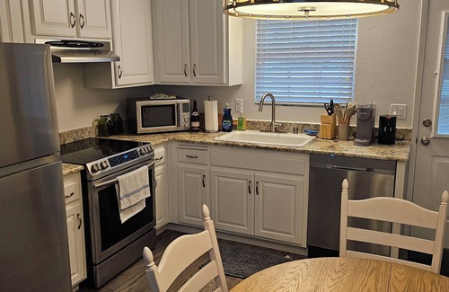 Boyes Hot Springs Cottage | Charming 2-bedroom cottage in gated community with AC, pool, enclosed patio WiFi
