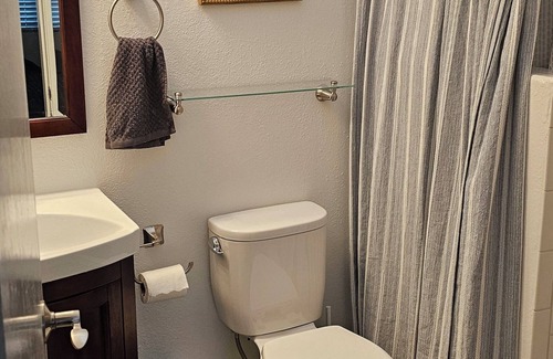 Boyes Hot Springs Cottage | Charming 2-bedroom cottage in gated community with AC, pool, enclosed patio WiFi