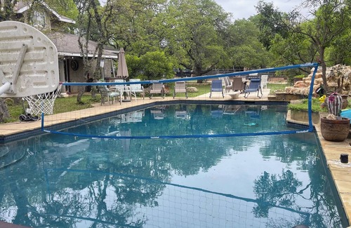 Boerne House | Charming 2-bedroom country guest house in beautiful Boerne with many amenities