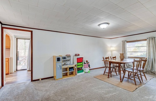 Asheville House | Charming 2-Bedroom Family-Friendly Farm Stay - Experience the Countryside!