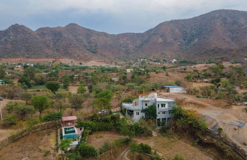 Udaipur District Other | Charming 2-bedroom farmhouse with WiFi, AC in pleasant Udaipur