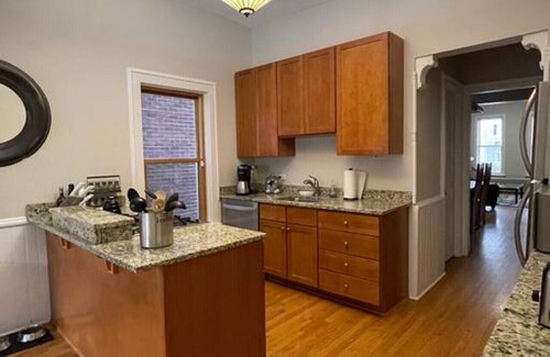 Sheffield and DePaul House | Charming 2 Bedroom Flat, in heart of Lincoln Park
