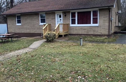 Lake Geneva House | Charming 2-bedroom house with AC, WiFi , 5 minutes from lake Geneva WI.