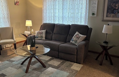 Tad House | Charming 2-bedroom house in fabulous Charleston with AC