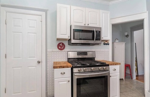 Harrisburg - Hershey House | Charming 2-bedroom home w/WiFi, AC, pet friendly close to Farm Show in Uptown