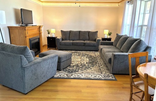 Hutchinson House | Charming 2-bedroom house in Hutchinson with WiFi, family-friendly.