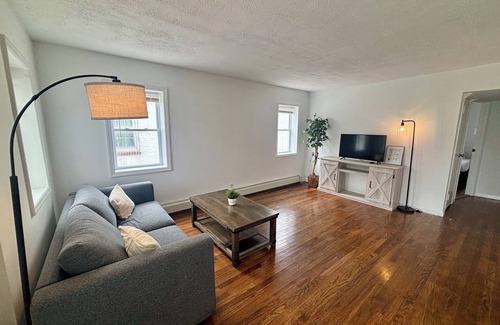 Long Beach House | Charming 2-bedroom house in fantastic Long Beach with WiFi