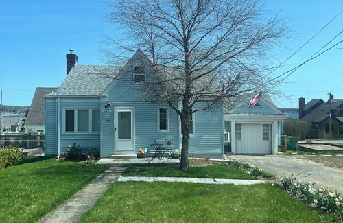 Portsmouth House | Charming 2-bedroom house in marvelous Portsmouth Park with AC, WiFi recent reno.
