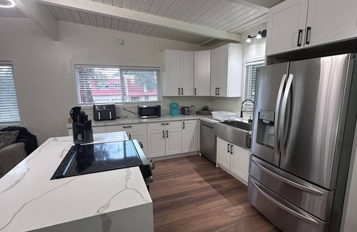 Clear Lake House | Charming 2-bedroom house in peaceful Clearlake with AC & lots of parking