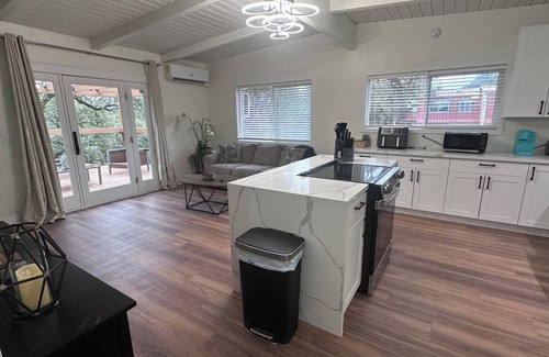 Clear Lake House | Charming 2-bedroom house in peaceful Clearlake with AC & lots of parking