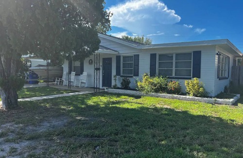 Edgewater House | Charming 2-bedroom house with AC and WiFi in delightful Edgewater