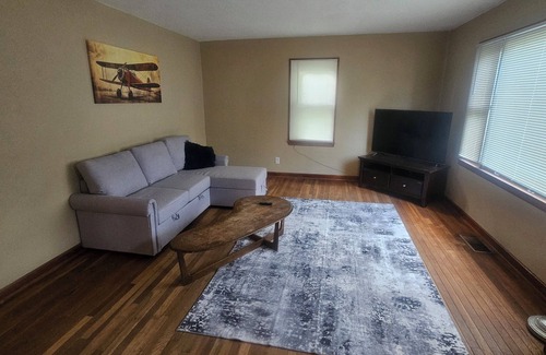 Stockwell House | Charming 2-bedroom house in Frankfort with AC