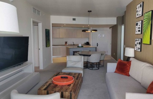 Hollywood South Central Beach Hotel | Charming 2-bedroom hotel with AC, fitness room in Hollywood