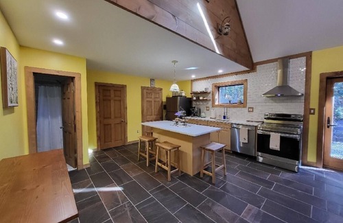 Tunkhannock Township House | Charming 2-bedroom house in cool Long Pond with AC