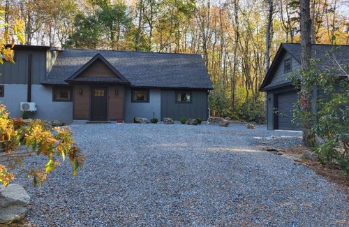 Tunkhannock Township House | Charming 2-bedroom house in cool Long Pond with AC