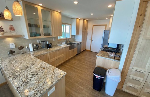 Morro Bay House | Charming 2-bedroom house with WiFi and Ocean/Morro Rock views. 5 min to beach