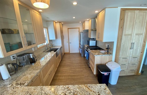 Morro Bay House | Charming 2-bedroom house with WiFi and Ocean/Morro Rock views. 5 min to beach