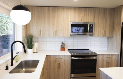 Downtown Vancouver House | Charming 2-bedroom House with Fire Place In lovely Vancouver Downtown