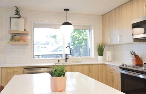 Downtown Vancouver House | Charming 2-bedroom House with Fire Place In lovely Vancouver Downtown