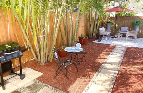 Central Naples House | Charming 2 bedroom home