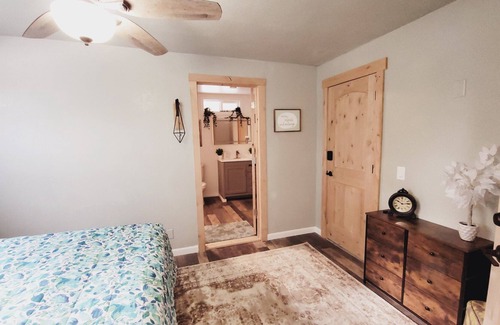 Cascade Apartment | Charming 2-bedroom hotel with indoor fireplace