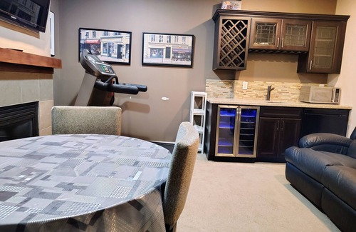 Northwest Edmonton House | Charming 2-bedroom house with WiFi, fitness room in nice Edmonton