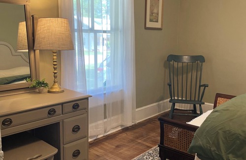 Arapahoe House | Charming 2-bedroom house in Arapahoe! Convenient for camps and ferry!