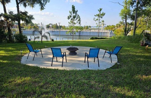 Clermont House | Charming 2-bedroom house - Stunning Views of Lake Minneola in Heart of Downtown