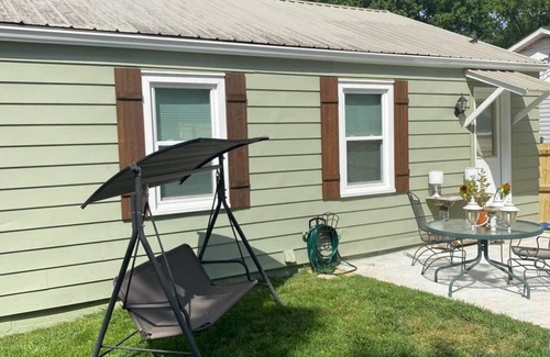 Columbia House | Charming 2-bedroom house in lovely Columbia with AC/WiFi and smart tv. Backyard