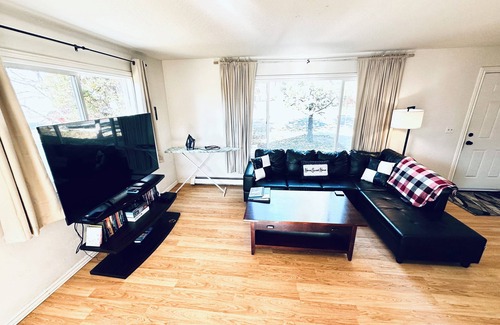 Franklin to the Fort House | Charming 2-bedroom house with heat, WiFi in amazing Missoula