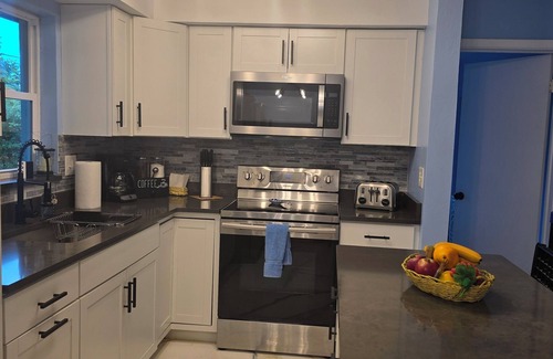 Kensington Park House | Charming 2-bedroom house in lovely Sarasota with yard.