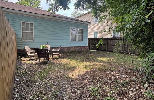 Benjamin Van Clark Park House | Charming 2-bedroom house in lovely Savannah, GA with WiFi, AC, backyard.