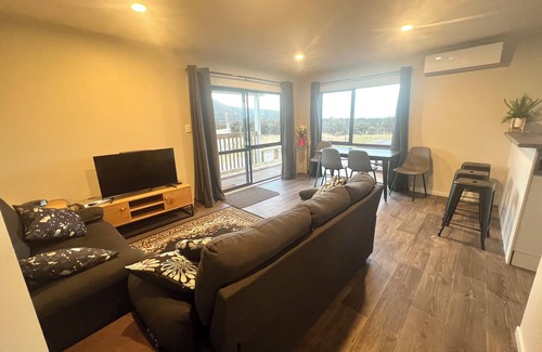Pukenui House | Charming 2-bedroom house in wonderful Houhoura with WiFi