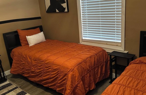 Inkster House | Charming 2-bedroom house in Inkster with WiFi access 10 MINUTES FROM DTE