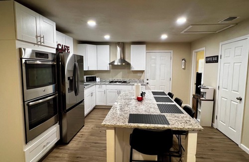 Midland House | Charming 2-bedroom house in wonderful Midland with WiFi, AC