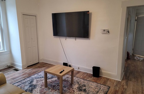 Teaneck House | Charming 2-bedroom house in delightful Teaneck with AC, WiFi