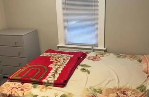 Robertsdale House | Charming 2-bedroom house in delightful Whiting with AC, WiFi