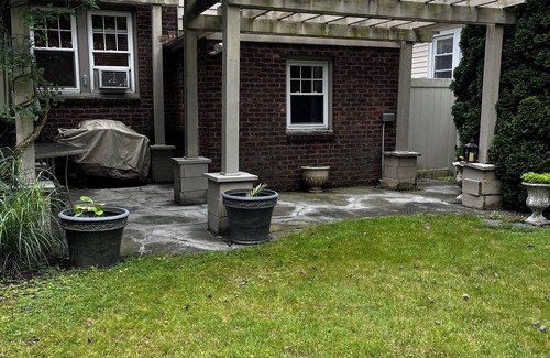 Buckingham Lake - Crestwood House | Charming 2-bedroom house with AC, fitness room, WiFi in Albany