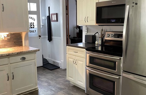 Algona House | Charming 2-bedroom house in lovely Algona with WiFi, AC